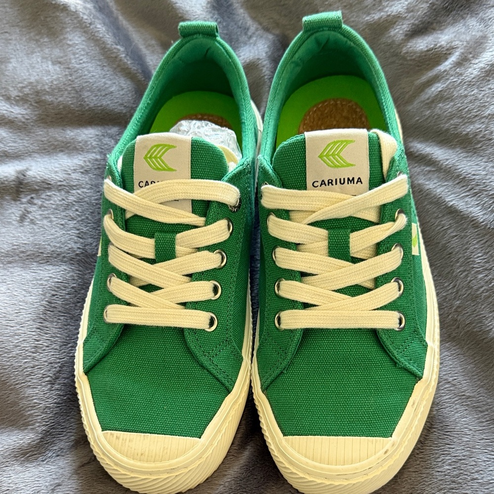Cariuma Green Canvas Sneakers with white  Laces EUC